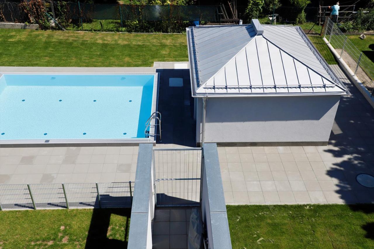 Yellow Flower Apartment With Pool - 5 Min To Lake Відень Екстер'єр фото