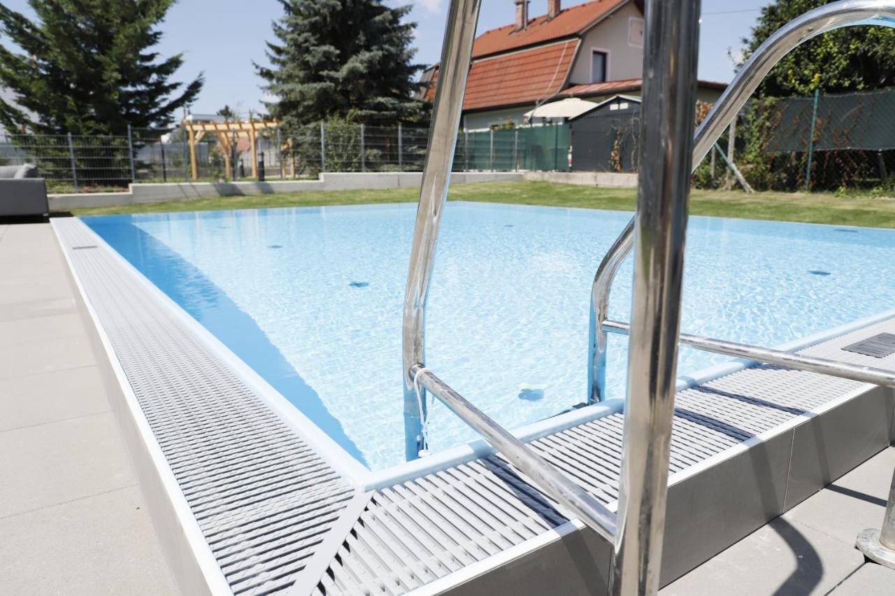 Yellow Flower Apartment With Pool - 5 Min To Lake Відень Екстер'єр фото