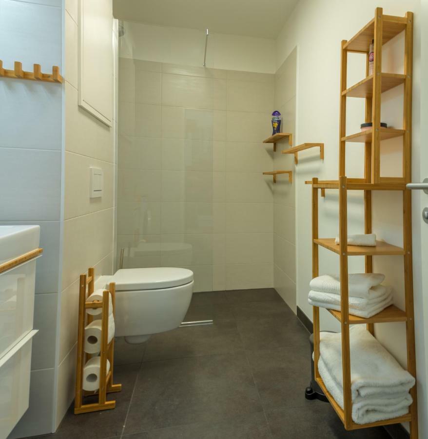 Yellow Flower Apartment With Pool - 5 Min To Lake Відень Екстер'єр фото